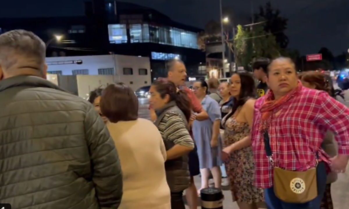 Vecinos de Tlatelolco realizaron bloqueo vial en la avenida Insurgentes Norte, en demanda de mayor seguridad tras hallazgo de mujer muerta.