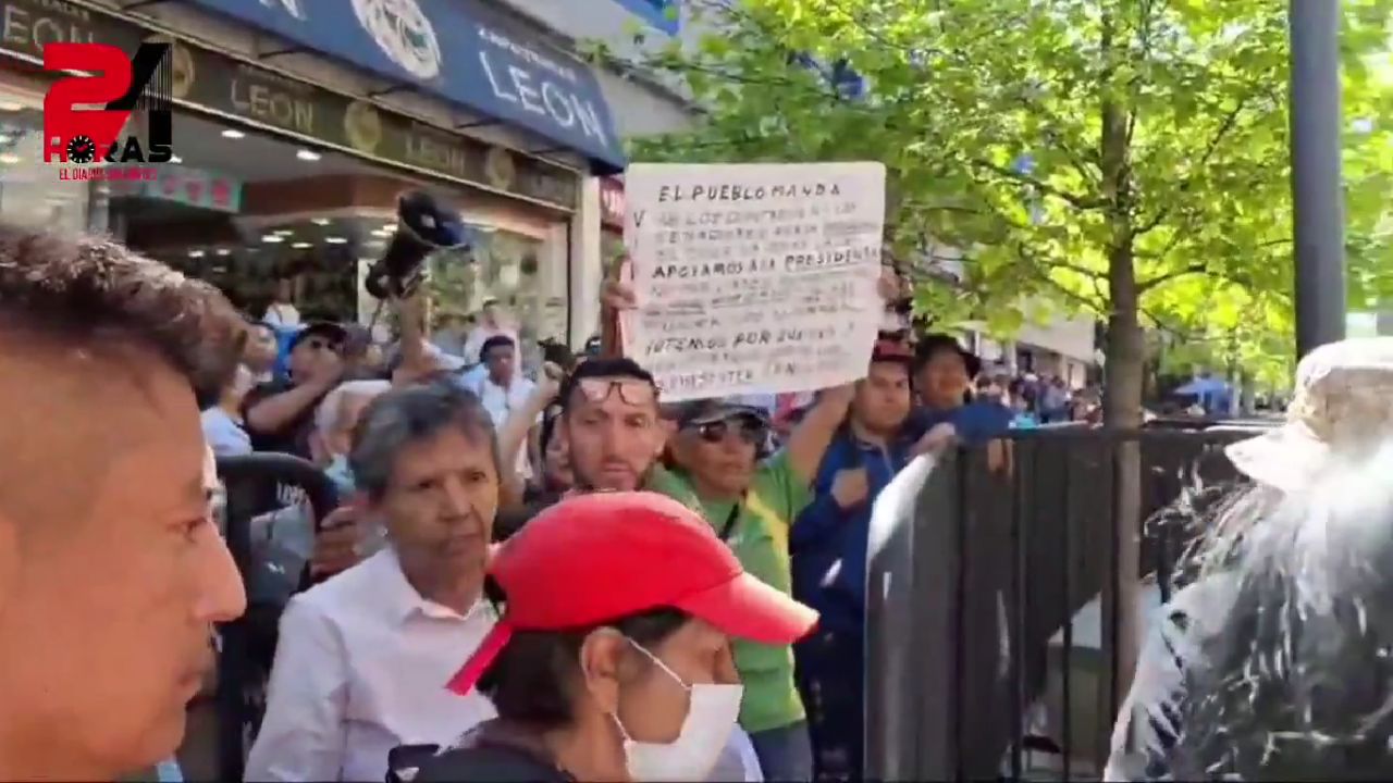 Al salir de Palacio Nacional, Alfonso Durazo, gobernador de Sonora, fue increpado por manifestantes quienes exigieron la salida de “los Yunes” de Morena.