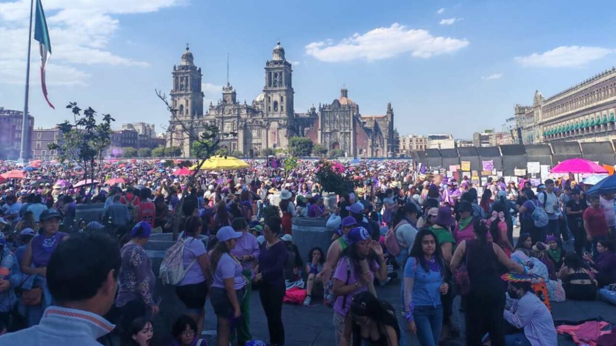 La marea violeta inunda el Zócalo por la Marcha del 8M en la Ciudad de México.