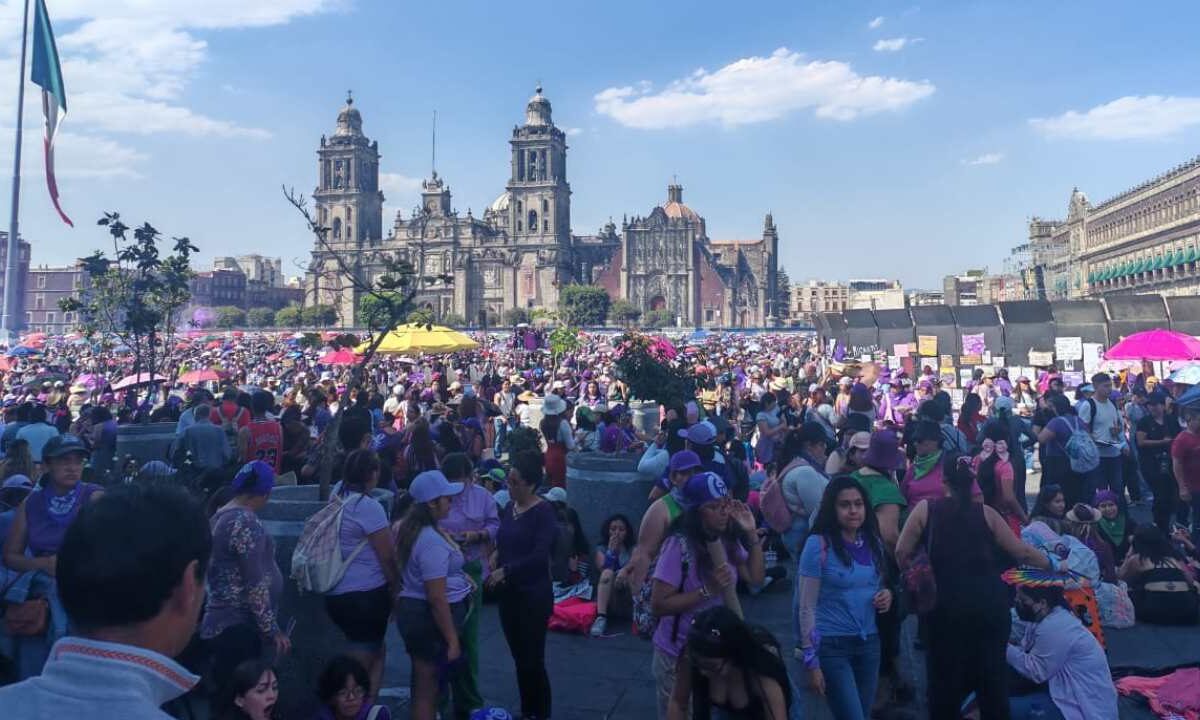 La marea violeta inunda el Zócalo por la Marcha del 8M en la Ciudad de México.