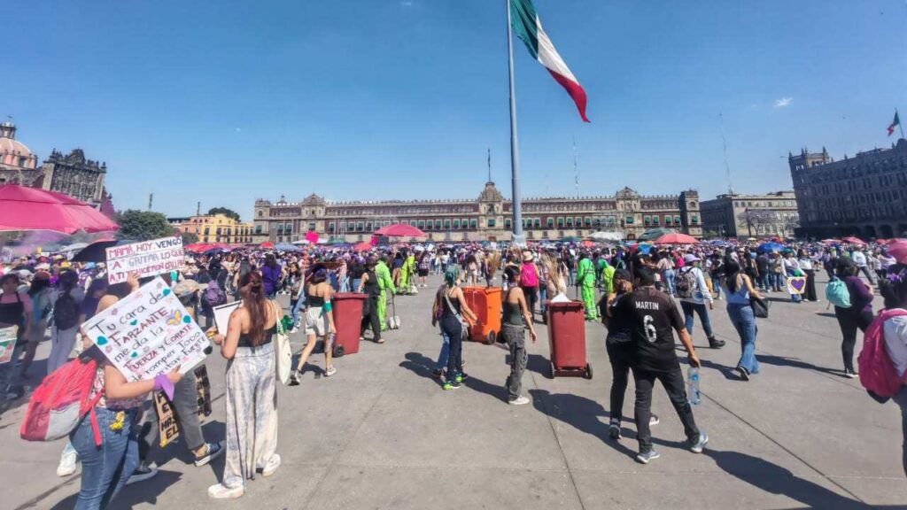 La marea violeta inundó el Zócalo capitalino por la Marcha del 8M.