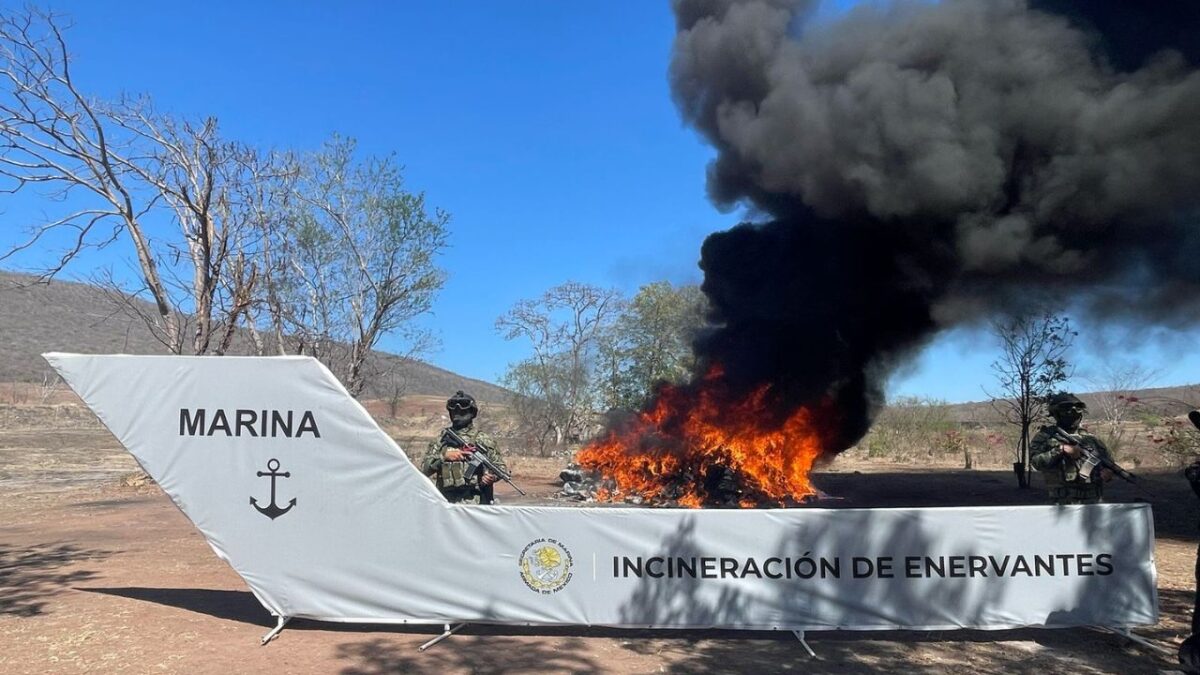 La Marina incineró más de 5 toneladas y media de drogas en el estado de Colima.