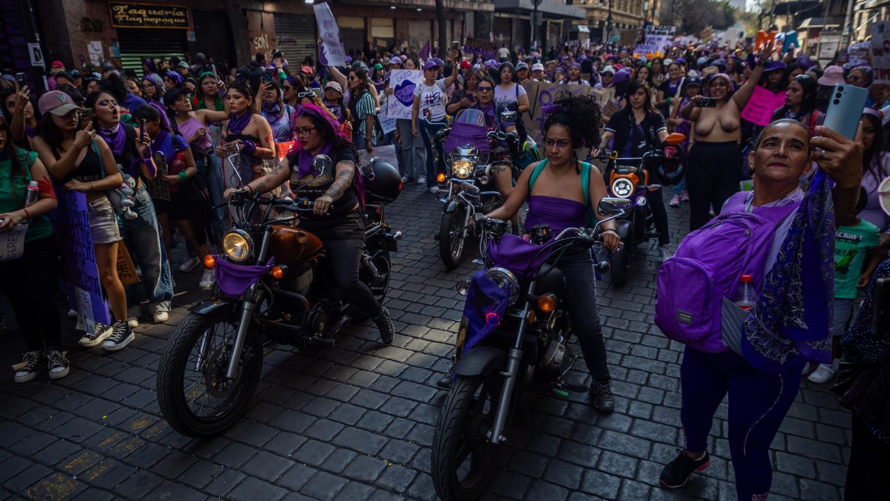 Autoridades reportaron que más de 200 mil mujeres participaron este sábado 8 de marzo en la marcha por el 8M que finalizó con saldo blanco.