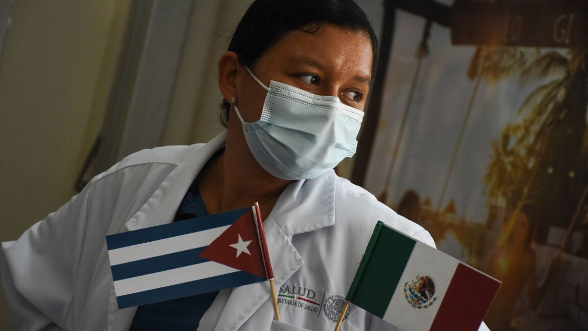 Médicos cubanos atienden donde los especialistas mexicanos no llegan: Sheinbaum