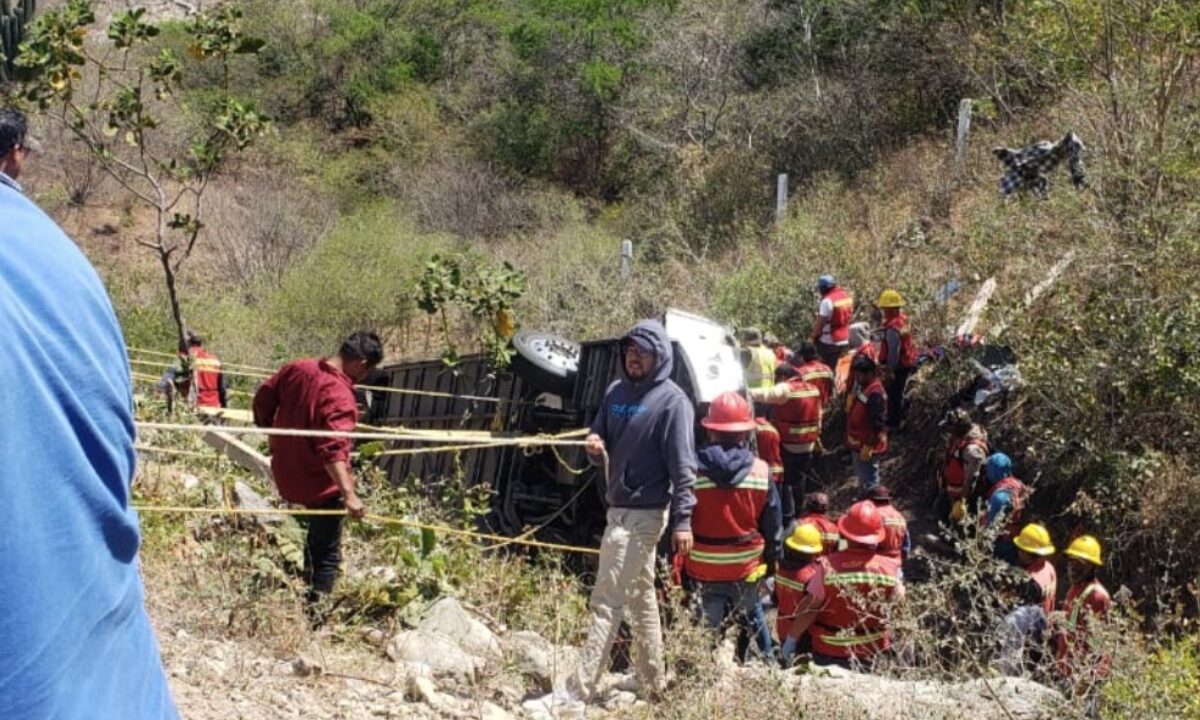 11 muertos en supercarretera Mitla-Tehuantepec en volcadura de autobús