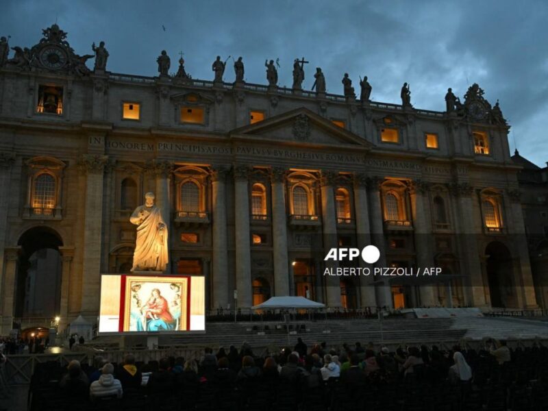 Papa Francisco mejora y su diagnostico ya no es "reservado"