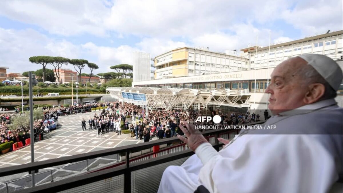 Papa Francisco en balcón de hospital