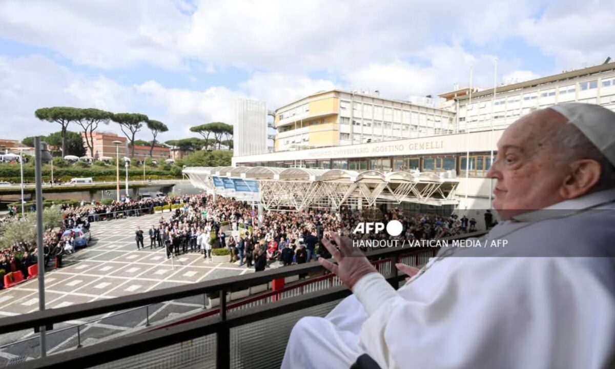 Papa Francisco en balcón de hospital