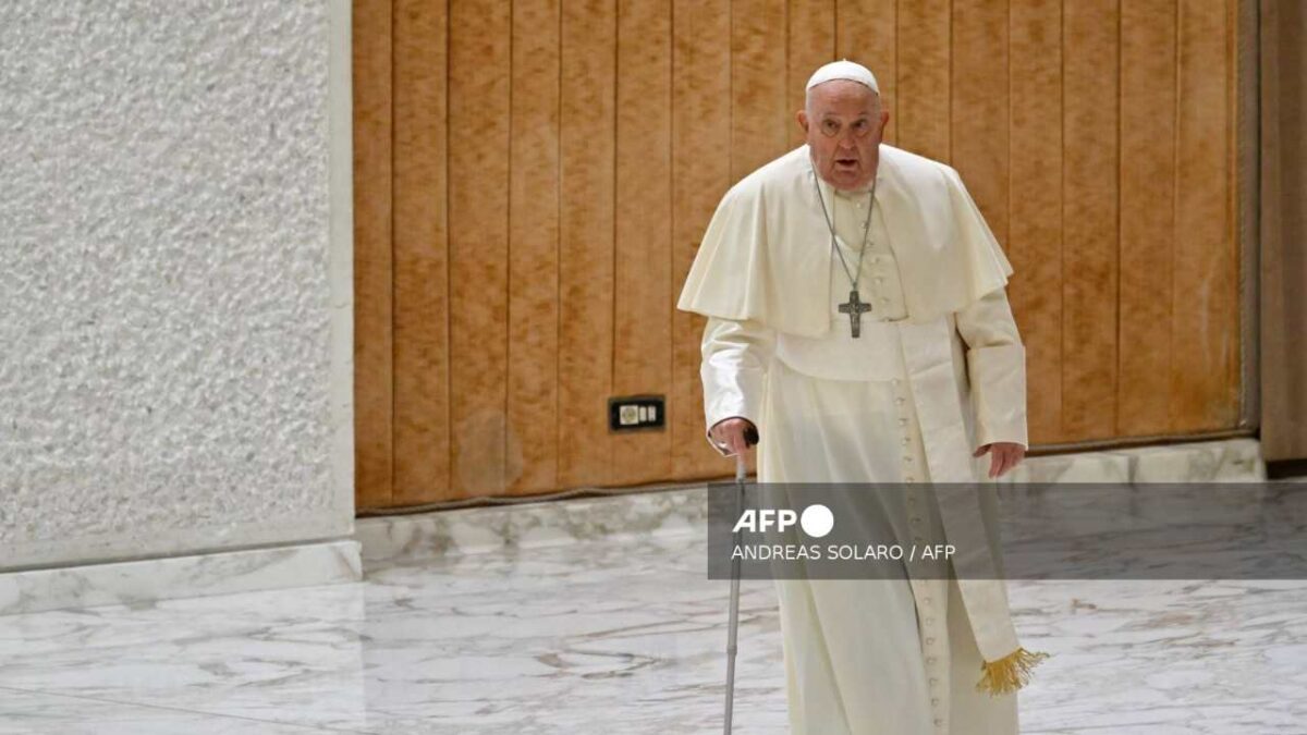 El Papa Francisco reanudó el sábado en la mañana "el tratamiento y la fisioterapia".