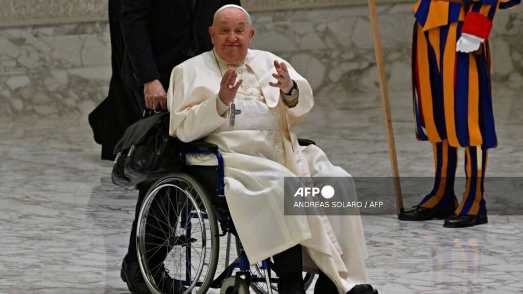 El papa Francisco retomó el sábado en la mañana "el tratamiento y la fisioterapia" tras pasar una noche "tranquila" en el hospital Gemelli de Roma.