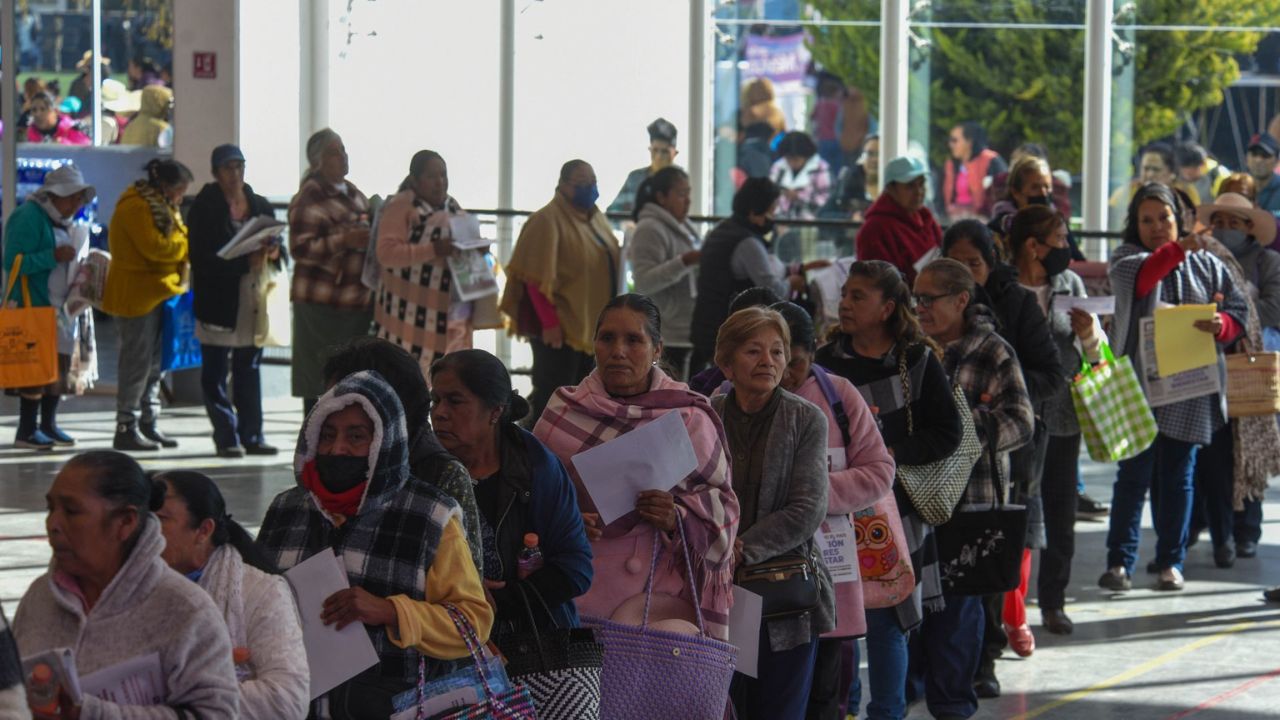 La Secretaría del Bienestar anunció una nueva etapa de registro para la Pensión Mujeres Bienestar, esta vez para mujeres de 60 a 62 años. 