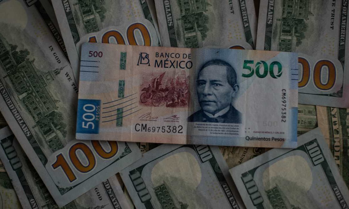 El peso mexicano cierra en 20.32 unidades por dólar tras la pausa con el tema de los aranceles.