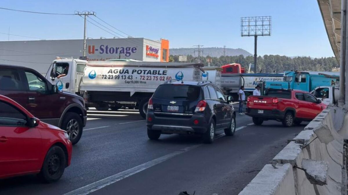 Habitantes de Ocoyoacac bloquearon parcialmente la carretera México-Toluca con pipas, en dirección a CDMX, por falta de agua en la zona.