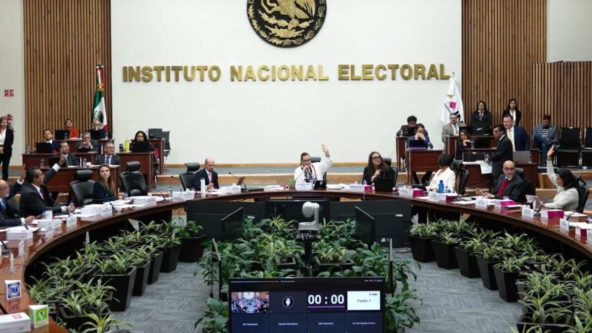 Durante la sesión, los consejeros del INE discutirán el proyecto que establece los topes de gastos personales para los candidatos.