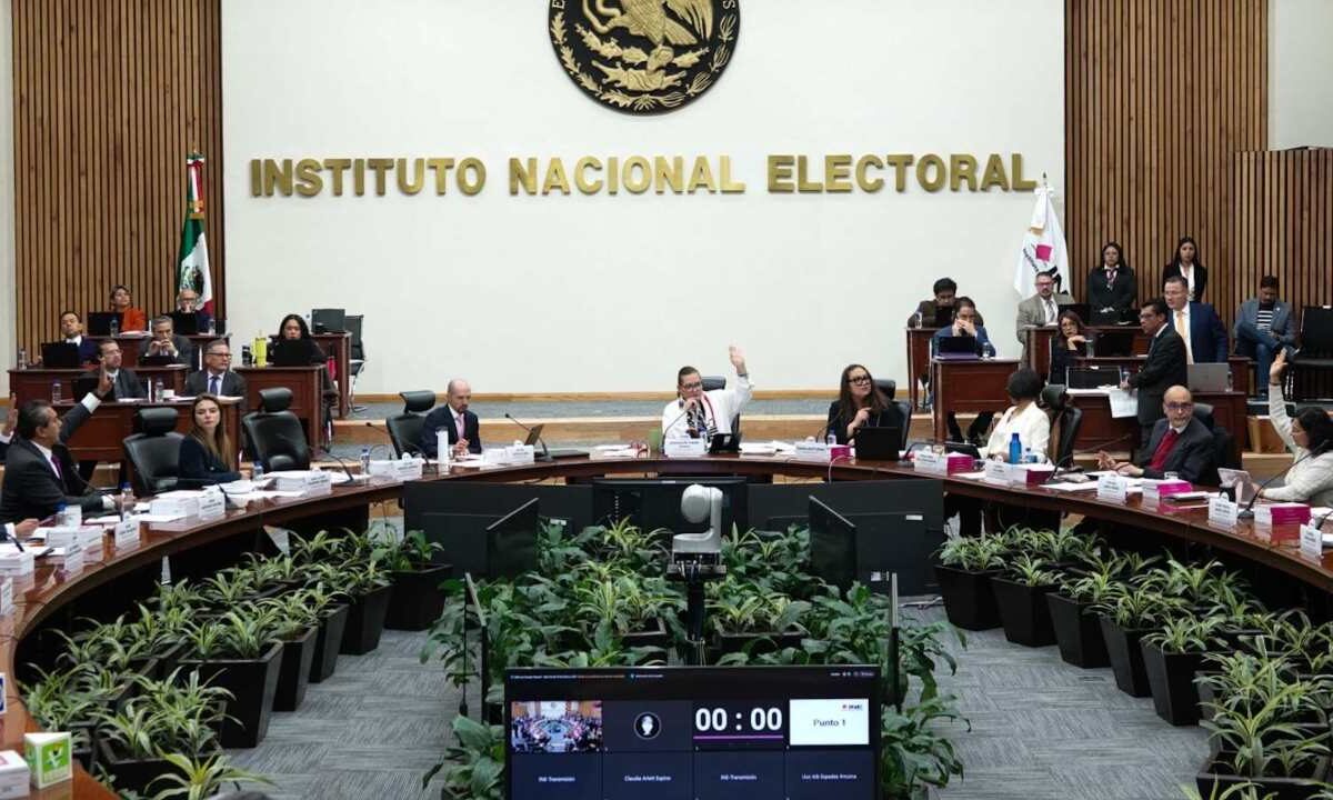 Durante la sesión, los consejeros del INE discutirán el proyecto que establece los topes de gastos personales para los candidatos.