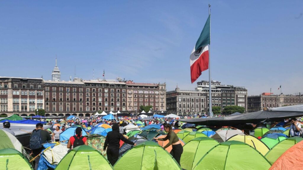 CNTE instala un plantón de 72 horas en el Zócalo de la Ciudad de México. Noticias en tiempo real