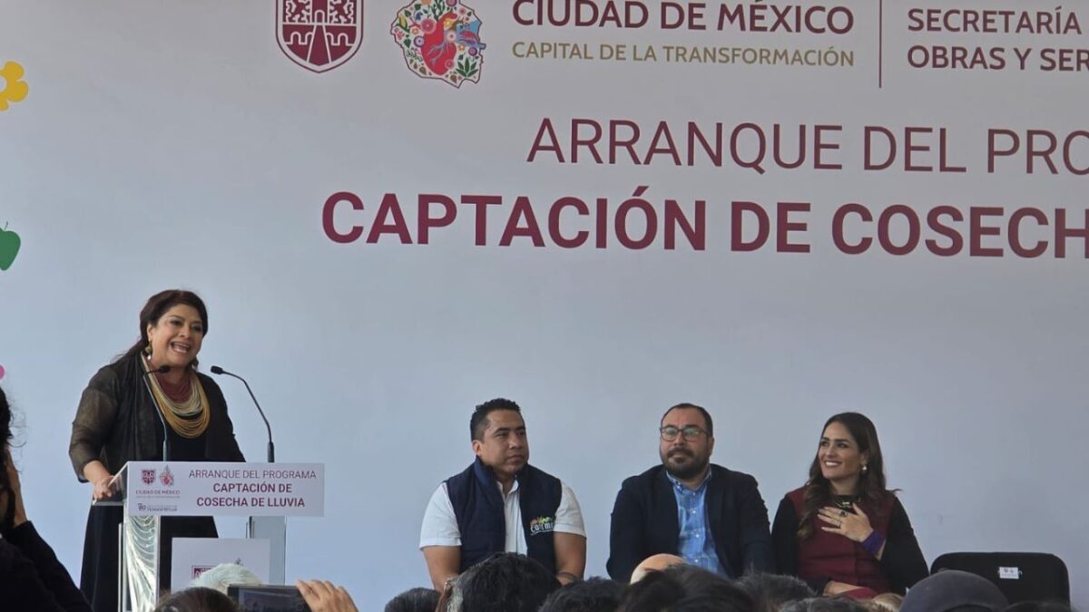 La jefa de Gobierno, Clara Brugada, encabezó el arranque del primer sistema de captación de agua de lluvia en mercados públicos en la Ciudad de México; estima la recolección de 630 mil litros del vital líquido por año.