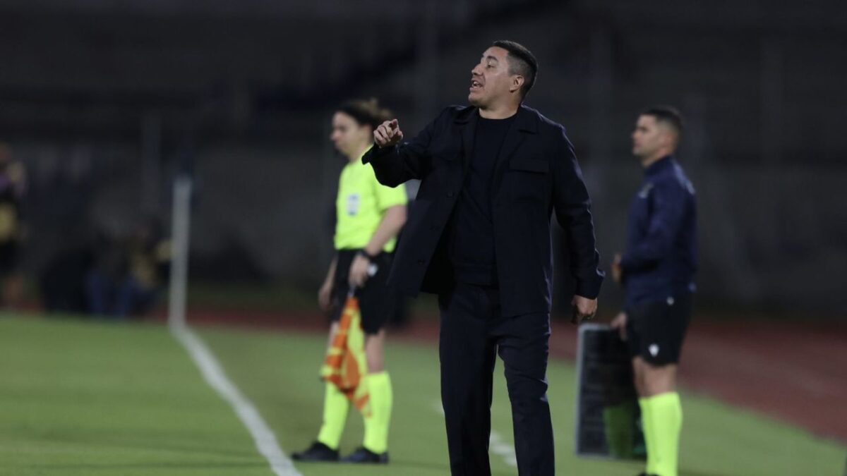 Efraín Juárez inicio con el pie derecho en su presentación como técnico de los Pumas.