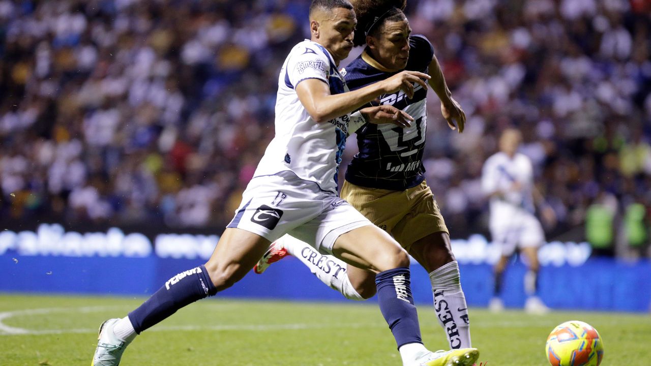 En el debut de Efraín, Pumas goleo a los los de la franja del Puebla, con un marcador de 3-1, en el Estadio Cuauhtémoc.