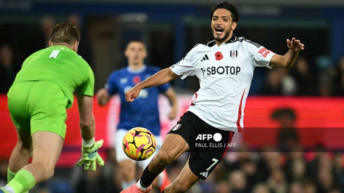 Raúl Jiménez volvió a marcar en la Liga inglesa pero no pudo evitar la derrota de su equipo.