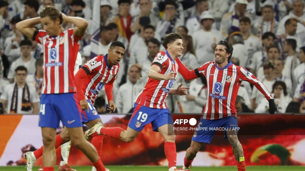 Los jugadores del Atlético de Madrid festejan el gol que anotaron durante la ida de los octavos de final de la Champions League.