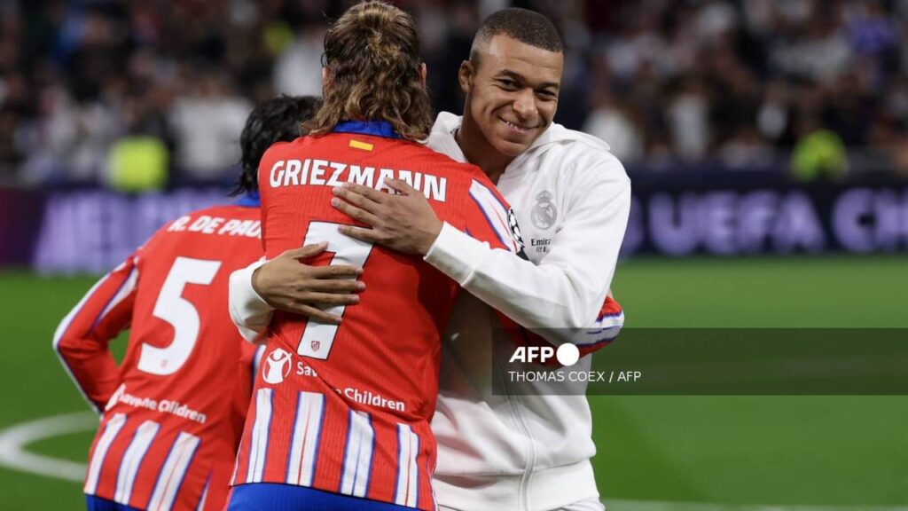  Griezmann y Mbappé se dan un abrazo al concluir el partido entre Real Madrid y Atlético de Madrid.