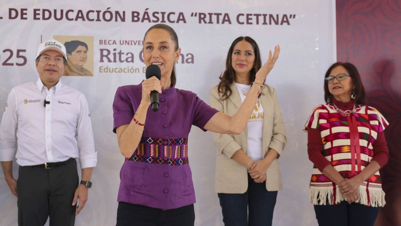 La presidenta de México rindió un homenaje a la corregidora en su aniversario luctuoso