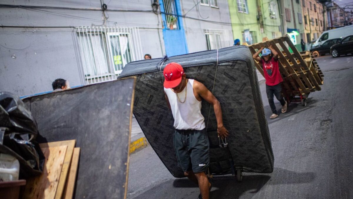 Retiran a migrantes en zona de la Merced en CDMX