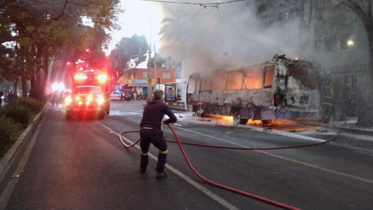 Un camión de transporte público se incendió sobre la avenida Miguel Ángel de Quevedo en Coyoacán, sin que se reporten lesionados.