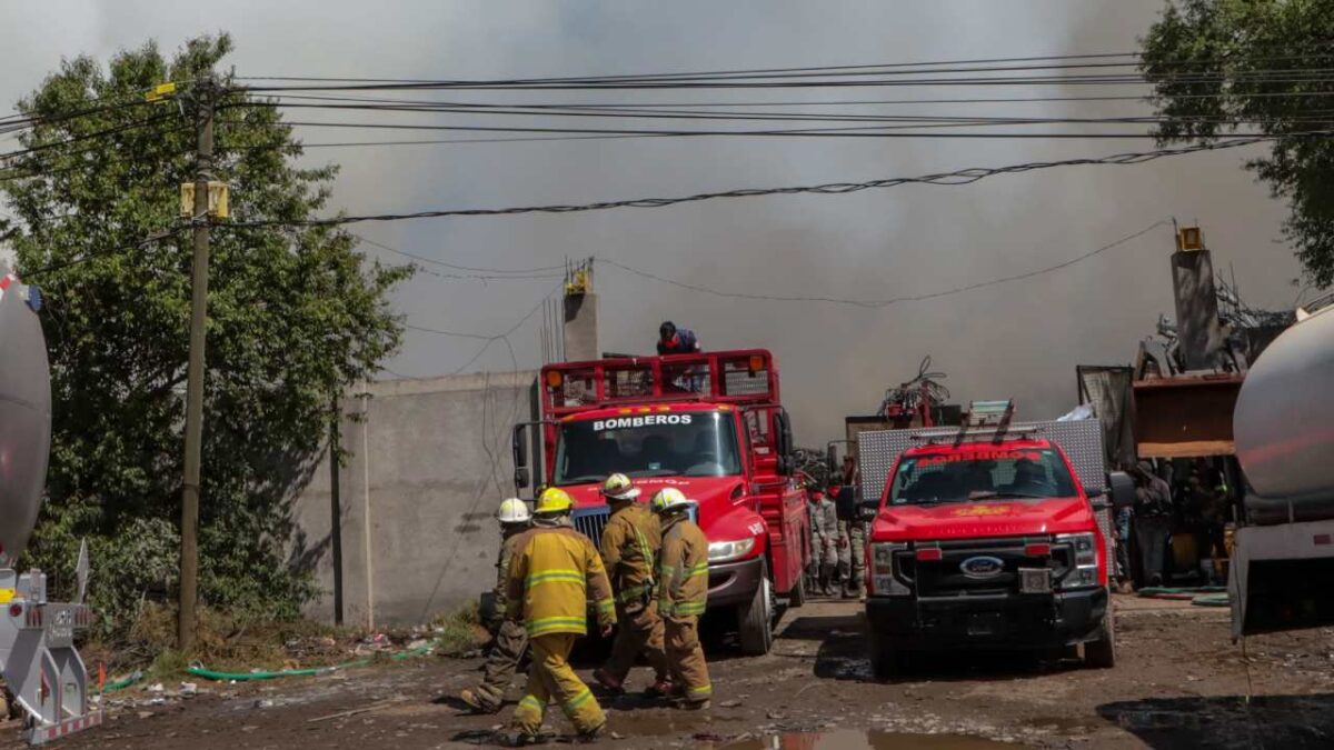 El incendio en un predio de residuos en Xonacatlán, se reactivó durante este martes.