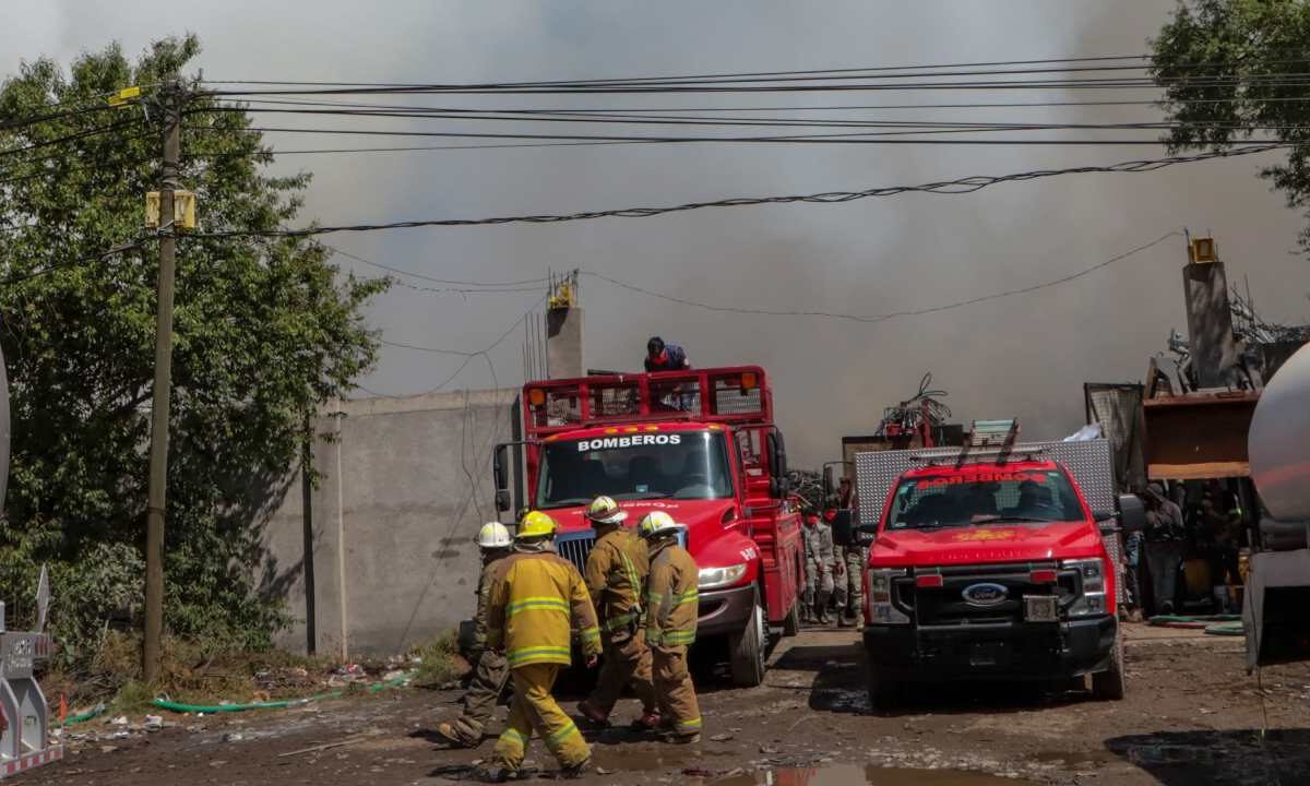 El incendio en un predio de residuos en Xonacatlán, se reactivó durante este martes.