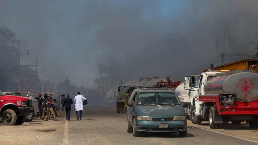 El incendio en un predio de residuos en Xonacatlán, Estado de México, se reactivó durante la madrugada de este martes.