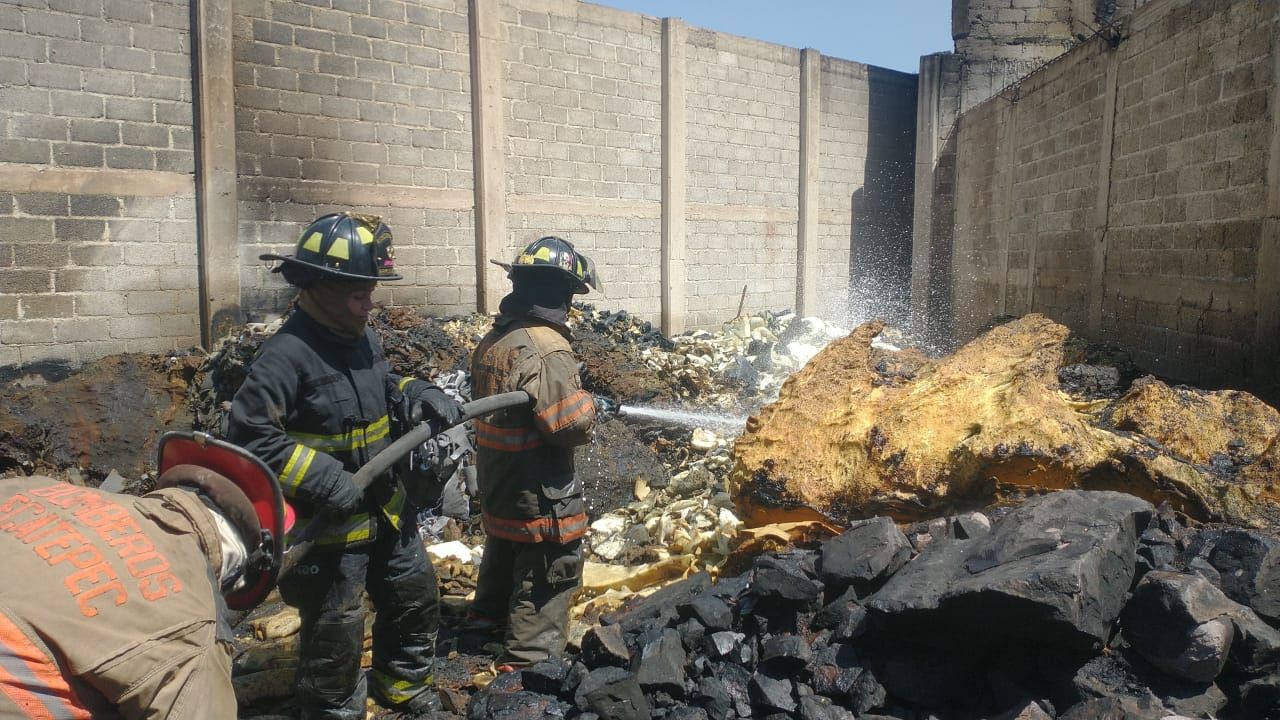 El incendio consumió un almacén de poliuretano en la colonia Ciudad Cuauhtémoc, en Ecatepec.