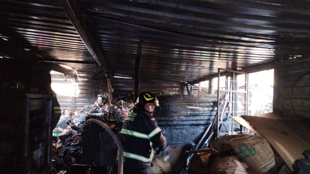 Se registra incendio en casas de cartón en Tacubaya