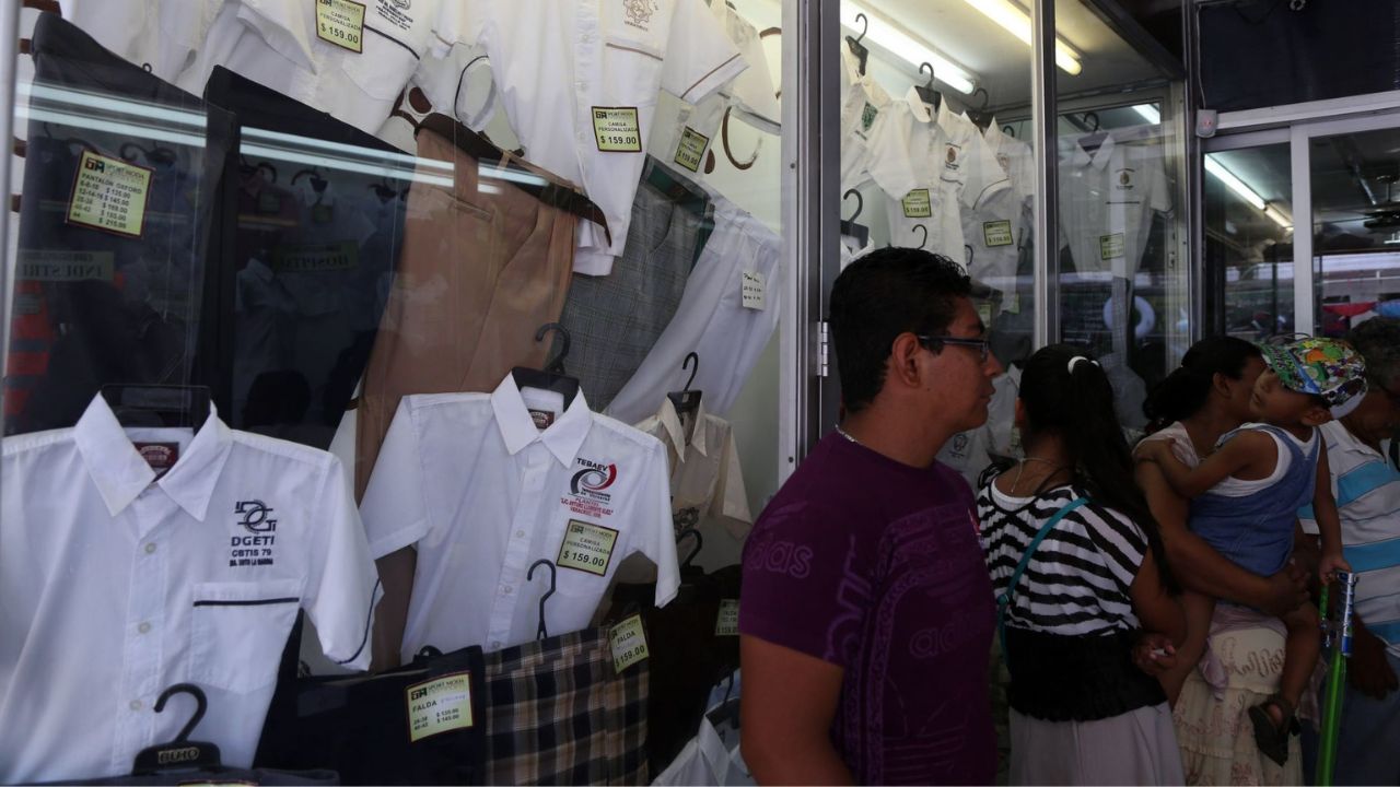 La SEP abre registro para apoyo de uniformes escolares en el estado de Oaxaca.