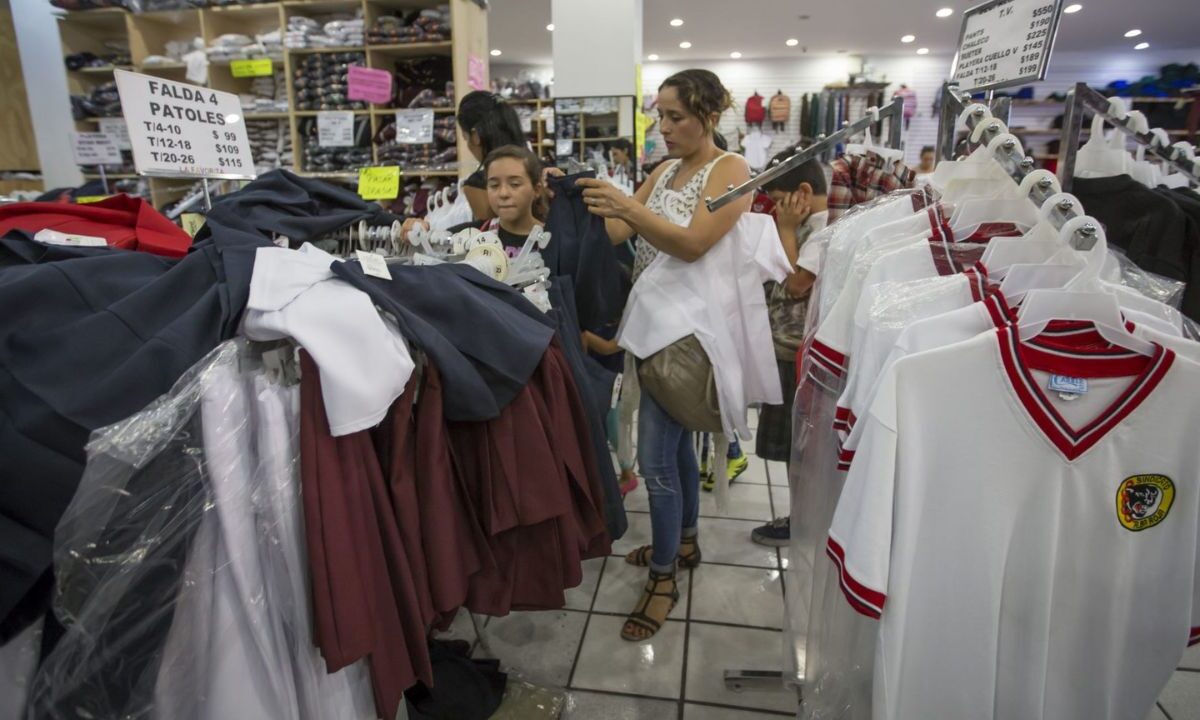 La SEP abre registro para apoyo de uniformes escolares en el estado de Oaxaca.