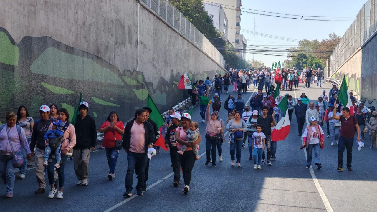 Asistentes rumbo al zócalo para la asamblea de la presidenta