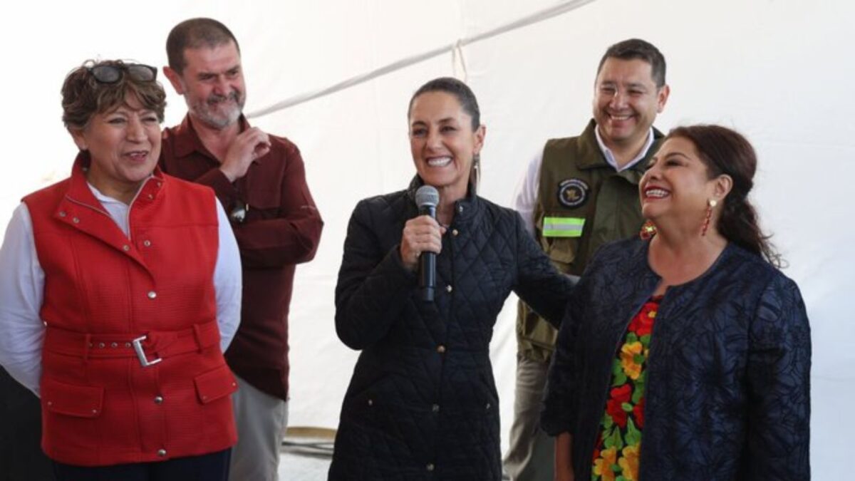 La presidenta Sheinbaum junto con la jefa de Gobierno de la Ciudad de México, Clara Brugada, y la gobernadora del Estado de México, Delfina Gómez, supervisando obras del trolebús elevado Chalco-Santa Martha.