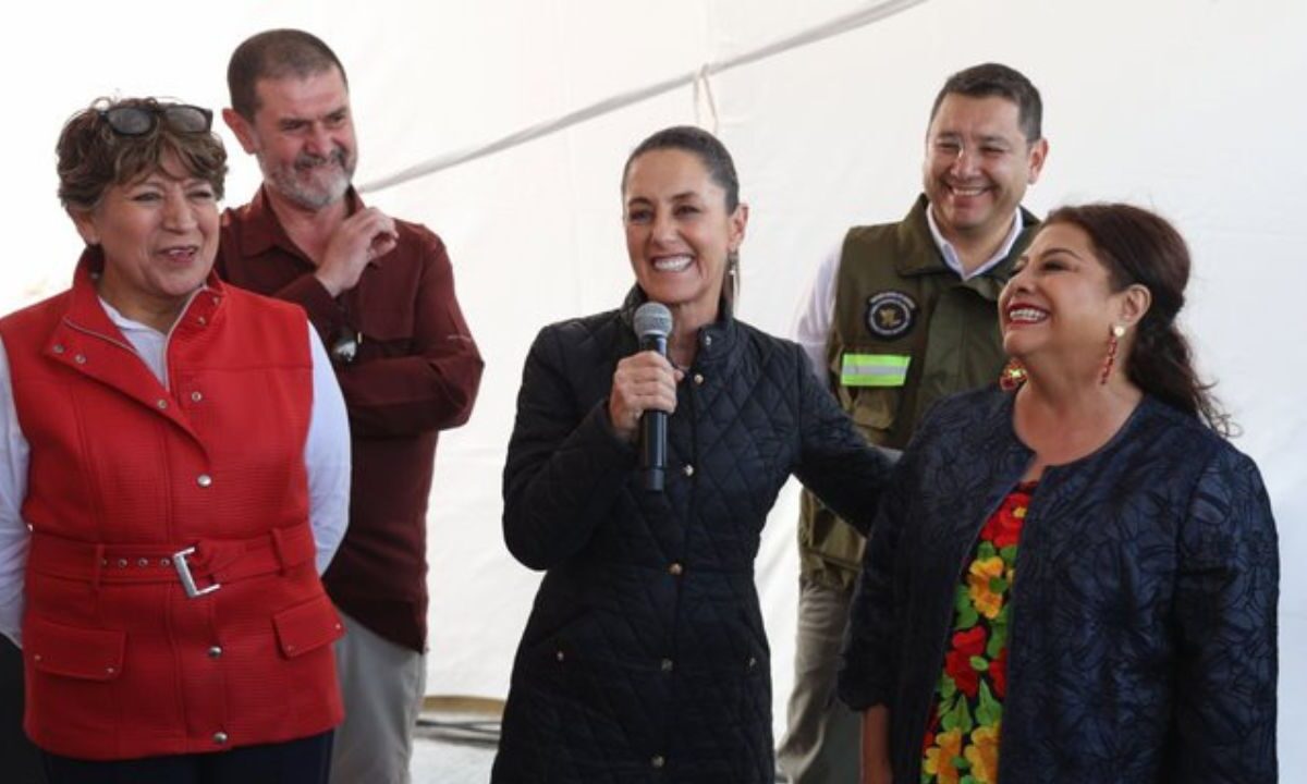 La presidenta Sheinbaum junto con la jefa de Gobierno de la Ciudad de México, Clara Brugada, y la gobernadora del Estado de México, Delfina Gómez, supervisando obras del trolebús elevado Chalco-Santa Martha.