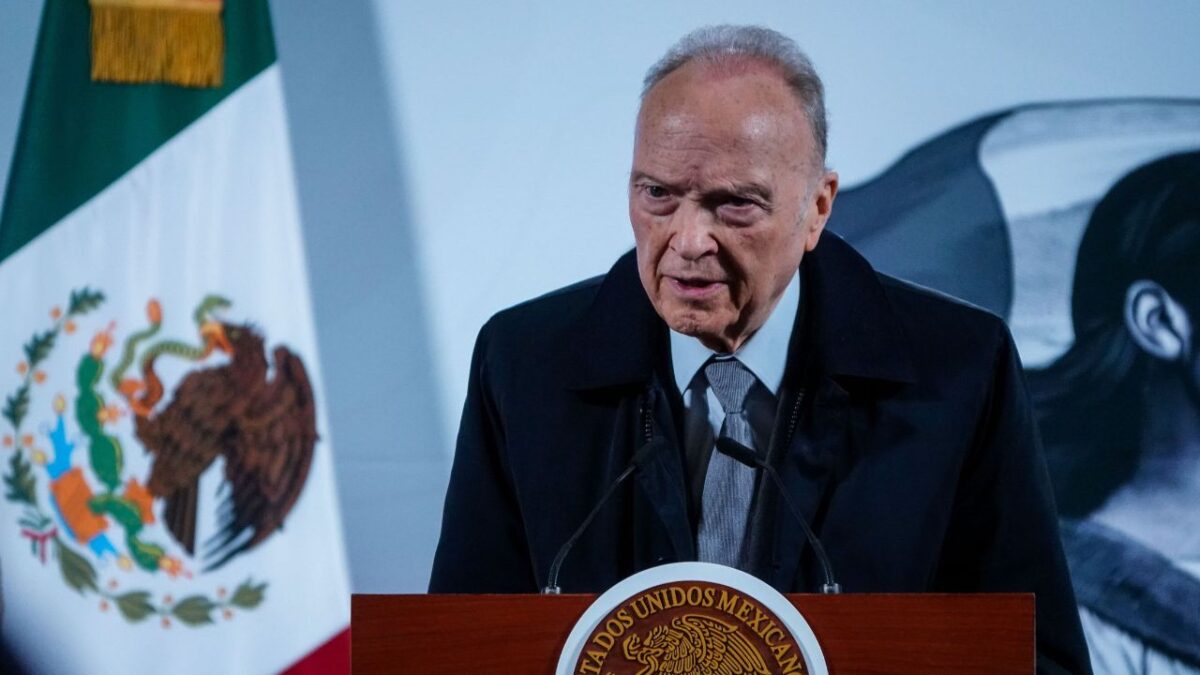 Alejandro Gertz Manero, informó que el exgobernador de Michoacán, Silvano Aureoles Conejo, obtuvo ayuda de sus excolaboradores