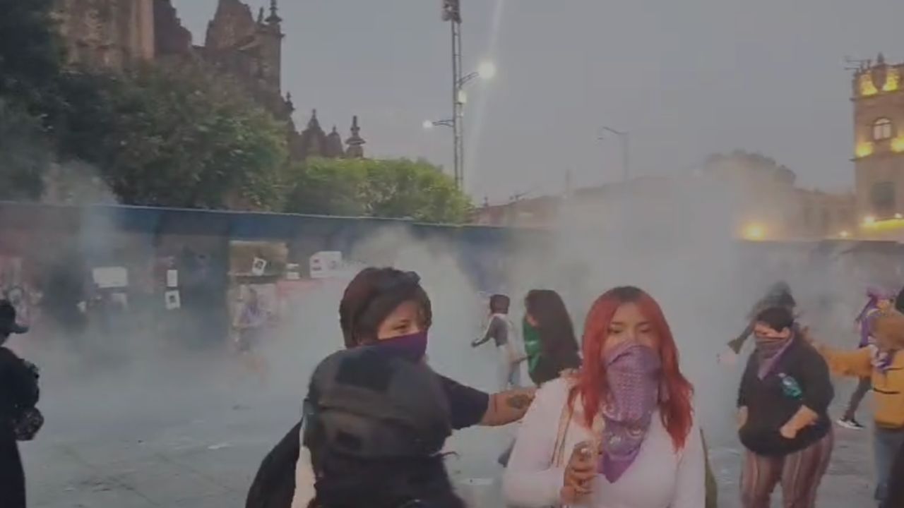 Elementos de la SSC lanzaron gas lacrimógeno para dispersar a las manifestantes durante la marcha del 8 de marzo en la CDMX.