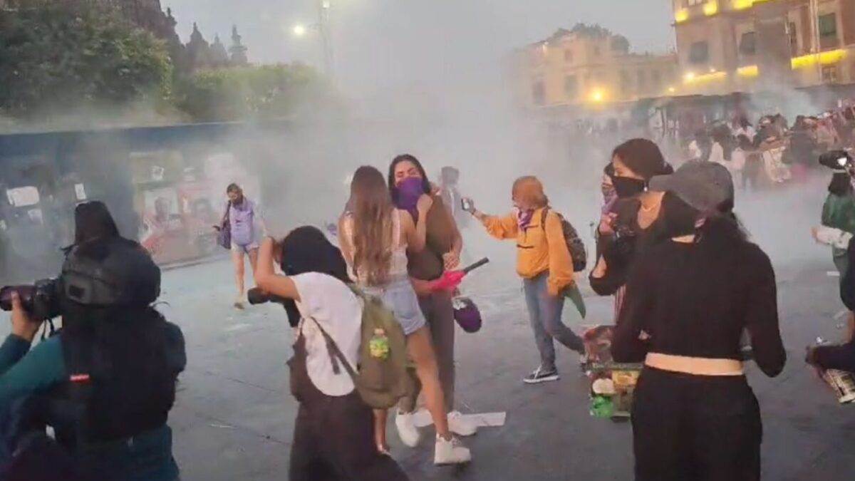 Elementos de la SSC lanzaron gas lacrimógeno para dispersar a las manifestantes durante la marcha del 8 de marzo en la CDMX.