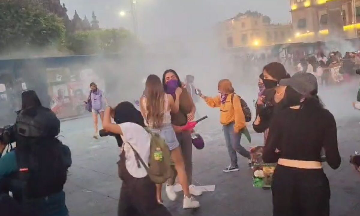 Elementos de la SSC lanzaron gas lacrimógeno para dispersar a las manifestantes durante la marcha del 8 de marzo en la CDMX.