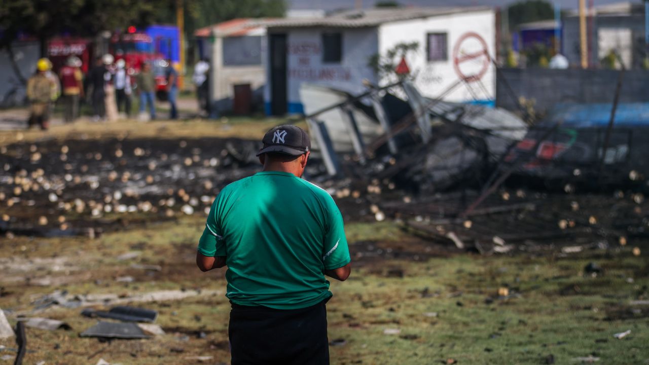 Seis personas resultaron con quemaduras de segundo y tercer grado por la explosión de un polvorín en la Saucera, Tultepec.