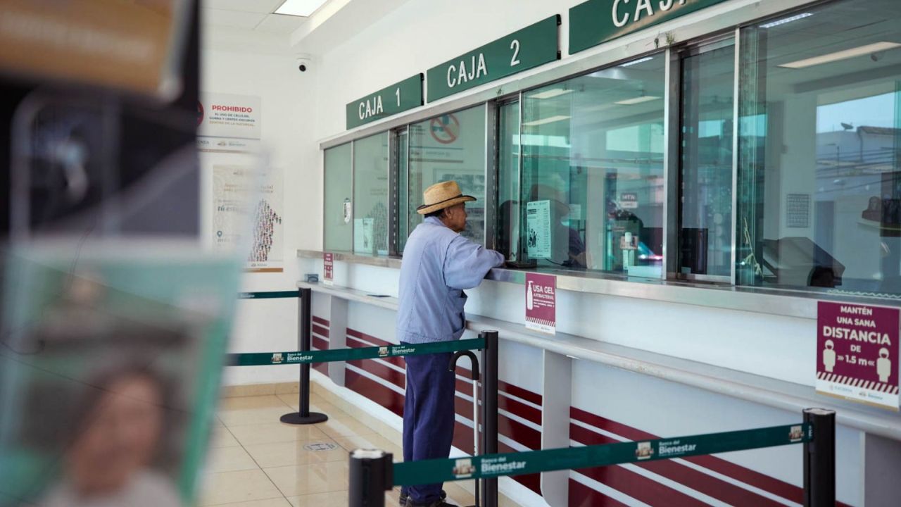 Usuario de la tarjeta del Bienestar realizando un trámite en una ventanilla del Banco del Bienestar 