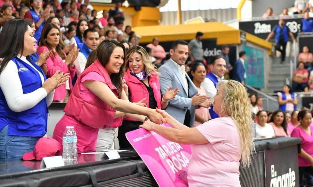 La gobernadora de Aguascalientes, Tere Jiménez, entregó más de 700 Tarjetas Rosas a mujeres de la entidad.