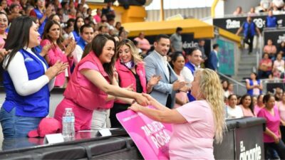 La gobernadora de Aguascalientes, Tere Jiménez, entregó más de 700 Tarjetas Rosas a mujeres de la entidad.