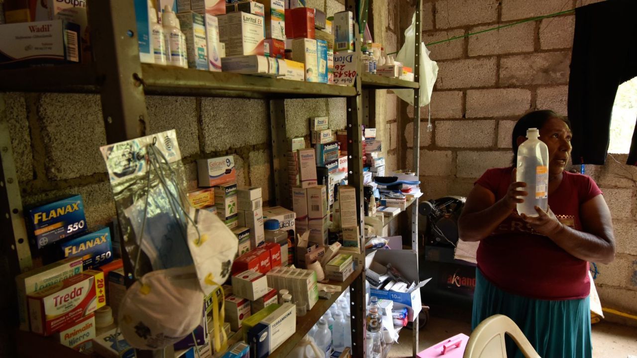 Tienda de abarrotes con productos básicos.