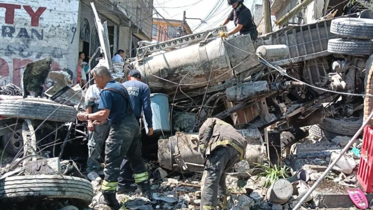 Un camión tipo torton aparentemente se quedó sin frenos y cayó sobre varios vehículos y casas en la colonia Ampliación San Mateo en Naucalpan.