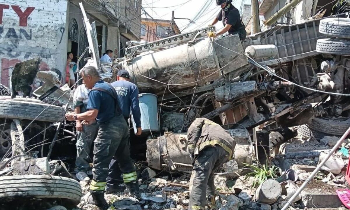 Un camión tipo torton aparentemente se quedó sin frenos y cayó sobre varios vehículos y casas en la colonia Ampliación San Mateo en Naucalpan.